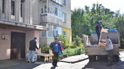 470 генераторів, понад 200 біотуалетів та 2000 лавок: у чернігівських багатоповерхівках облаштовують укриття