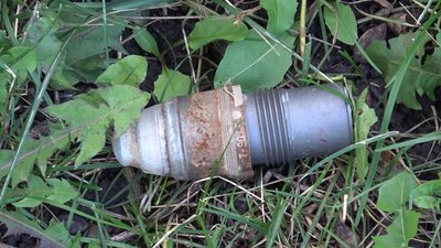 Вибухотехніки поліції Сумщини розміновують Харківщину