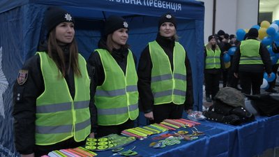 "Fliker save life": вінницькі поліцейські роздавали містянам світлоповертальні стрічки та флікери "Fliker save life": вінницькі поліцейські роздавали містянам світлоповертальні стрічки та флікери