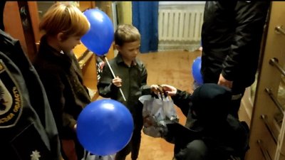 У Чернігові поліцейські подарували смартфон хлопчику, який збирав на нього, миючи машини У Чернігові поліцейські подарували смартфон хлопчику, який збирав на нього, миючи машини