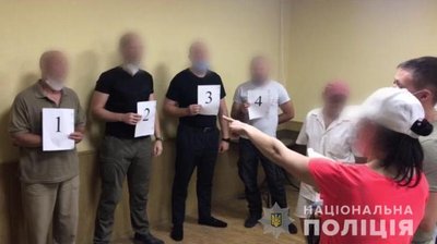 З ножем на жінку в ліфті та з електрошокером на поліцейського: у Харкові затримали підозрюваного