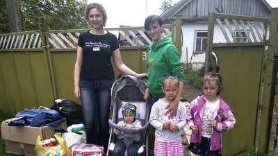 Історія одного волонтерства: як житомирська вчителька допомагає родині випускниці школи