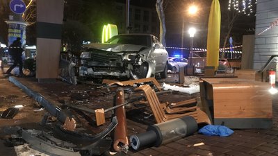 В Одесі автівка влетіла на терасу ресторану: одна людина травмувалася В Одесі автівка влетіла на терасу ресторану: одна людина травмувалася