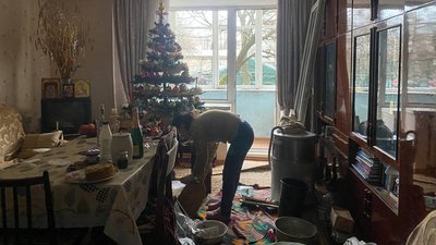 Прибиратимуть скло і встановлюватимуть двері: жителі Київщини рятують свої помешкання після ракетної атаки