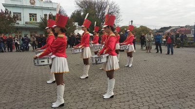 Гуцулка і гопак: у центрі Ужгорода танцювали студенти Закарпаття і Харківщини Гуцулка і гопак: у центрі Ужгорода танцювали студенти Закарпаття і Харківщини