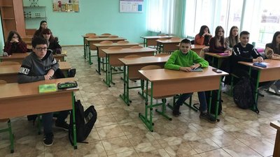 В ліцеї у Житомирі прихистили бездомну кішку, яка під час повітряних тривог спускалася з дітьми у сховище В ліцеї у Житомирі прихистили бездомну кішку, яка під час повітряних тривог спускалася з дітьми у сховище