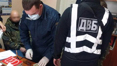 На Хмельниччині чоловік намагався підкупити слідчого — поліція