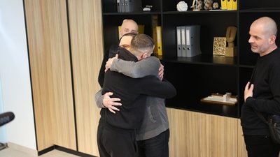 Зустріч сина посмертного донора з чоловіками, яким пересадили органи