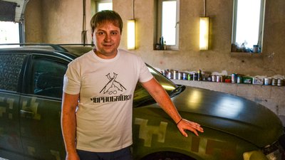 Викладач Одеської юридичної академії переобладнує звичайні машини на бандеромобілі Викладач Одеської юридичної академії переобладнує звичайні машини на бандеромобілі