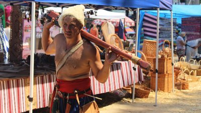 На "Крутому Замісі" на Черкащині шукали Сонцезавра та будували хату-мазанку На "Крутому Замісі" на Черкащині шукали Сонцезавра та будували хату-мазанку