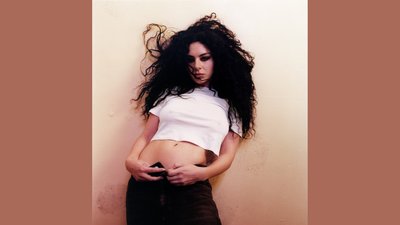Портрет Charli XCX зроблений Гарлі Вір