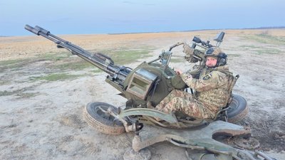 Олександр на позиції розрахунку зенітної установки ЗУ-23-2, Хмельниччина