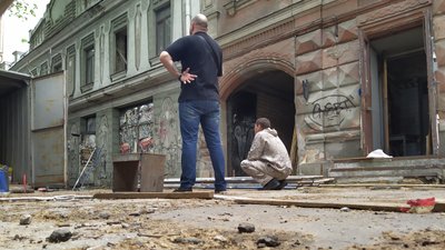 На територію друкарні Фесенка в Одесі заїхала техніка, працюють будівельники На територію друкарні Фесенка в Одесі заїхала техніка, працюють будівельники