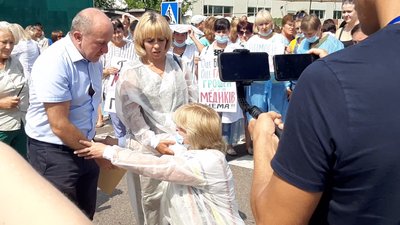 "Врятуємо Валківську лікарню": на Харківщині протестують медики "Врятуємо Валківську лікарню": на Харківщині протестують медики