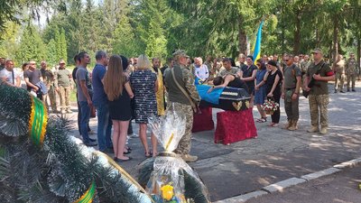 У Сумах попрощалися з ураїнським воїном Денисом Пакуленком У Сумах попрощалися з ураїнським воїном Денисом Пакуленком