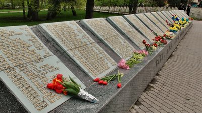 На військовому кладовищі покояться сотні тих, хто загинув, визволяючи Хмельницький від фашистів. Фото: Суспільне. Поділля. На військовому кладовищі покояться сотні тих, хто загинув, визволяючи Хмельницький від фашистів. Фото: Суспільне. Поділля.
