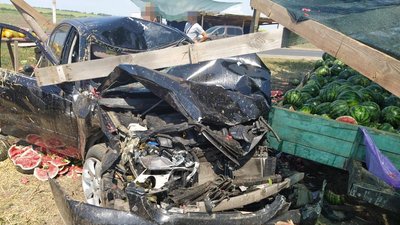 На Одещині автівка влетіла в палатку з кавунами: травмованих забрала "швидка" На Одещині автівка влетіла в палатку з кавунами: травмованих забрала "швидка"