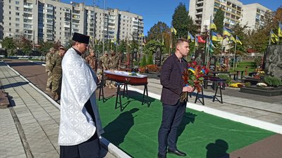 Пішов добровольцем захищати Україну: в Житомирі попрощалися із військовослужбовцем Іллею Шпитою Пішов добровольцем захищати Україну: в Житомирі попрощалися із військовослужбовцем Іллею Шпитою