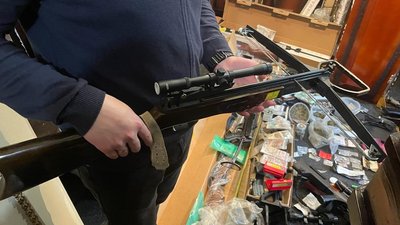 Львівські поліцейські виявили наркотики та зброю у бюро ритуальних послуг Львівські поліцейські виявили наркотики та зброю у бюро ритуальних послуг