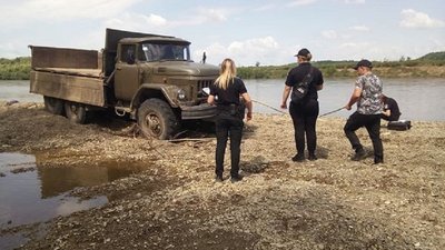 На Прикарпатті викрадач гравію намагався переїхати рибінспектора