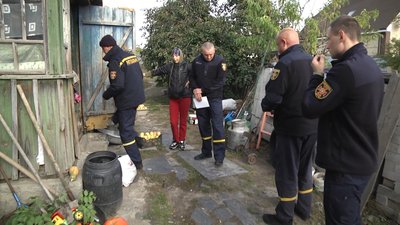 Перевірка пічного опалення у приватних будинках: на Житомирщині фахівці ДСНС провели рейд Перевірка пічного опалення у приватних будинках: на Житомирщині фахівці ДСНС провели рейд