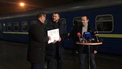 З Києва відправився перший поїзд до Авдіївки. З Києва відправився перший поїзд до Авдіївки.