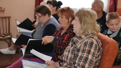 Репетиція релігійної громади в церкві Репетиція релігійної громади в церкві