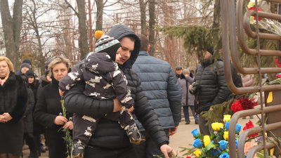 "Вже рік сьогодні – і ми все їх чекаємо". В Охтирці вшанували пам’ять загиблих під час авіаудару по ТЕЦ "Вже рік сьогодні – і ми все їх чекаємо". В Охтирці вшанували пам’ять загиблих під час авіаудару по ТЕЦ
