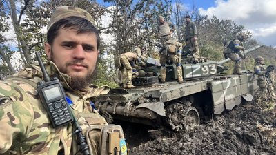 Як згадують загиблого Героя України Дмитра Коцюбайла, відомого як "Да Вінчі" Як згадують загиблого Героя України Дмитра Коцюбайла, відомого як "Да Вінчі"