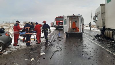 На Франківщині зіткнулися легковик та вантажівка. Троє людей - у лікарні