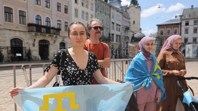 У Львові біля міської ратуші підняли кримськотатарський прапор У Львові біля міської ратуші підняли кримськотатарський прапор