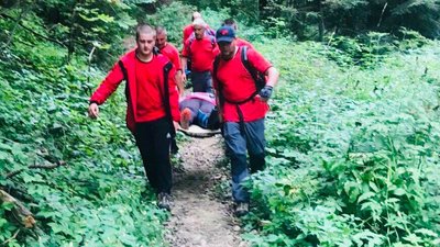 У горах на Львівщині рятувальники допомогли спуститися травмованій туристці У горах на Львівщині рятувальники допомогли спуститися травмованій туристці