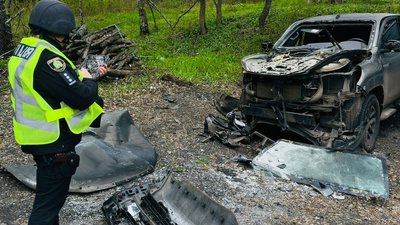 Пошкоджене авто поліції