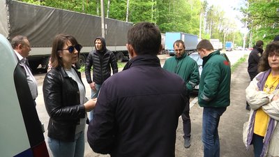 Жителі Довжика вийшли протестувати проти розбудови заводу і знищення лісу