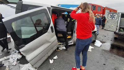 На Городнянщині Renault Trafic зіткнувся з фурою: є постраждалі На Городнянщині Renault Trafic зіткнувся з фурою: є постраждалі