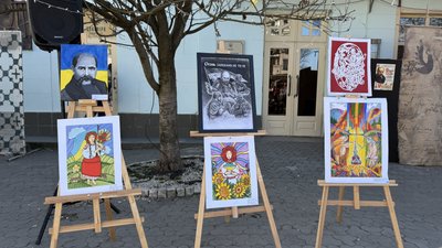 Марафон "Шевченкові читання" пройшов на площі Театральній в Ужгороді Марафон "Шевченкові читання" пройшов на площі Театральній в Ужгороді