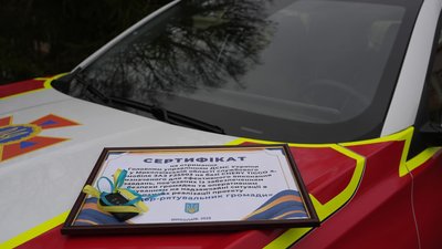 Нова службова автівка ДСНС разом із сертифікатом на її отримання