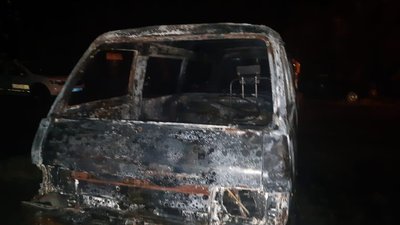 Біля приватного будинку на Одещині зайнялися три автомобілі, справу розслідує поліція