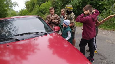 З автоматами, "Джавелінами" й ручним гранатометом: на Хмельниччині дитячий блокпост збирає гроші для ЗСУ З автоматами, "Джавелінами" й ручним гранатометом: на Хмельниччині дитячий блокпост збирає гроші для ЗСУ