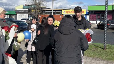 Зустріла звільненого з російського полону захисника Олександра Вікторовича Постика