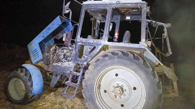 Пошкоджений через влучання російського дрона в Артемівці трактор, 18 березня 2026 року