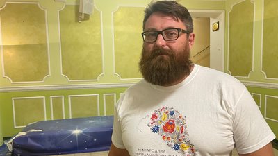 "Виходив на мітинги та стрімив в окупації". Херсонський режисер у Миколаєві про спротив армії РФ під час окупації "Виходив на мітинги та стрімив в окупації". Херсонський режисер у Миколаєві про спротив армії РФ під час окупації