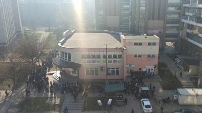 У Франківську люди утворили живу чергу біля візового центру, незважаючи на карантин