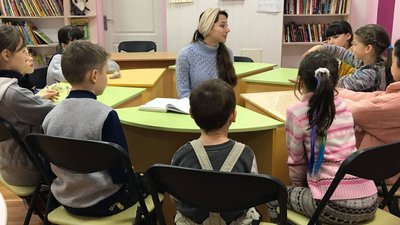 "Бачимо потребу в цьому": у Полтаві влаштовують терапевтичні заняття для дітей-переселенців