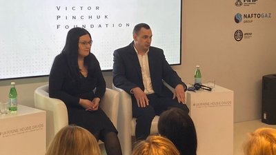 Загиблих все ще багато: Сенцов у Давосі про закінчення війни з РФ