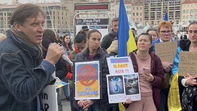 "Закрийте небо над Україною!" Художник з Кропивницького влаштовує маніфестації у Франції "Закрийте небо над Україною!" Художник з Кропивницького влаштовує маніфестації у Франції