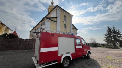 Пожежний автомобіль на якому їздять рятувальники-добровольці з Жидичинського монастиря Пожежний автомобіль на якому їздять рятувальники-добровольці з Жидичинського монастиря