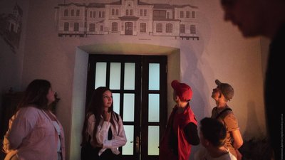 Сто років історії у малюнках і експонатах: у музеї на Рівненщині облаштовують залу становлення міста Сто років історії у малюнках і експонатах: у музеї на Рівненщині облаштовують залу становлення міста