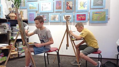 У Полтаві американський фотограф збирає малюнки дітей про війну: навіщо У Полтаві американський фотограф збирає малюнки дітей про війну: навіщо
