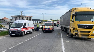На трасі Київ-Чоп неподалік Львова трапилася аварія: є травмовані На трасі Київ-Чоп неподалік Львова трапилася аварія: є травмовані